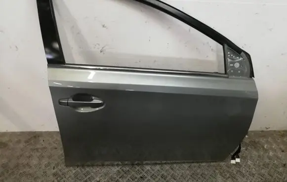 Toyota Auris E180 Front door 