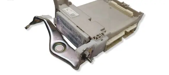 Toyota Yaris Fuse module 8273052L70C