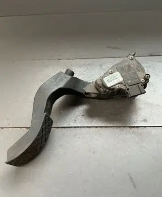 Accelerator throttle pedal