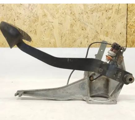 Mercedes-Benz S W126 Brake pedal 1262901819 A1262901819 1232910082