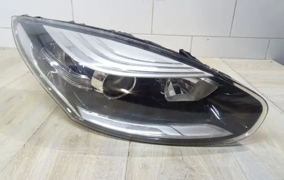 Renault Megane III Headlight/headlamp 260100923R