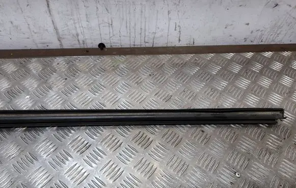 Volkswagen Touareg II Rear door glass trim molding 7P0839471