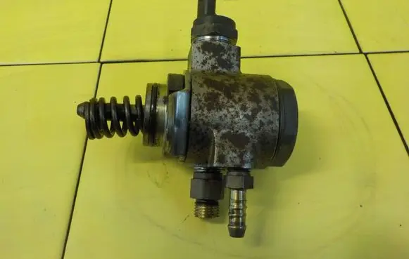 Volkswagen Golf VI Fuel injection high pressure pump 03C127026C