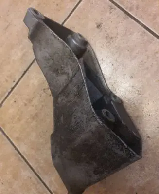 Volkswagen PASSAT B5 Engine mounting bracket 8d0199307p