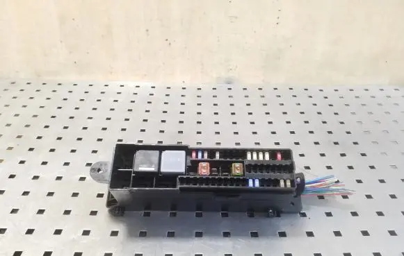 Volvo V40 Fuse module AV6T14K131AB