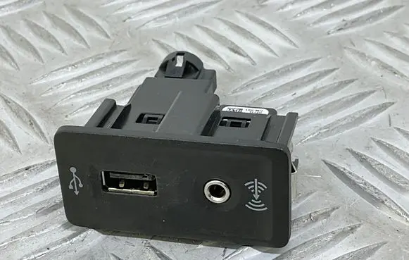 Volkswagen PASSAT B8 USB socket connector 5G0035222H 5Q0035726J 5Q0035724