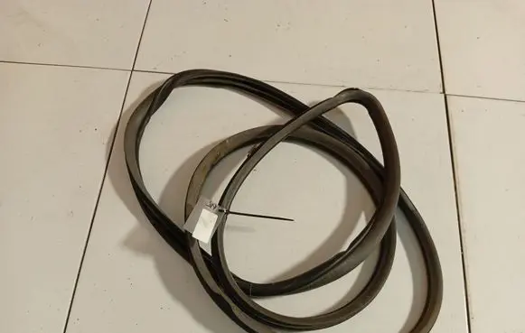 Toyota Avensis Verso Rubber seal front coupe door 