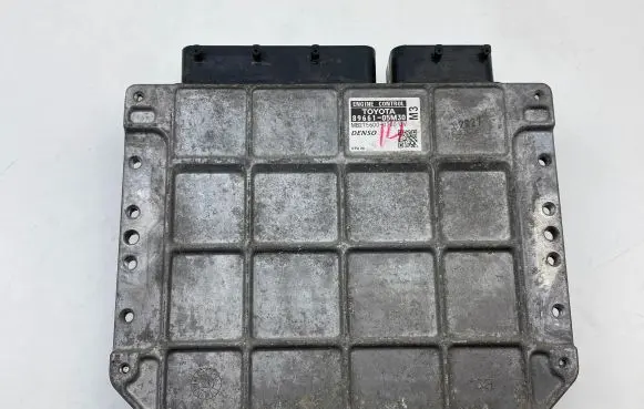 Toyota Avensis T270 Engine control unit/module 8966105M30 MB2756000700