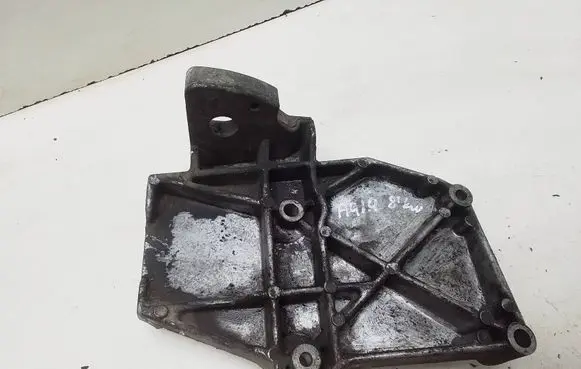 Engine mounting bracket