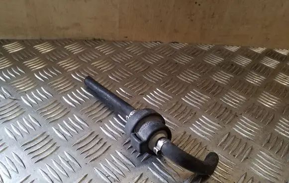 Volkswagen PASSAT B5 Breather valve 058133517A