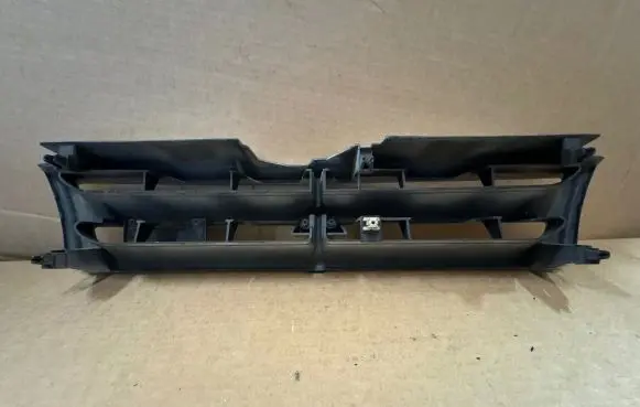 Mitsubishi Pajero Front bumper upper radiator grill MR607257