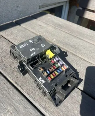 Toyota Avensis T220 Fuse module 8273005010 8264105011