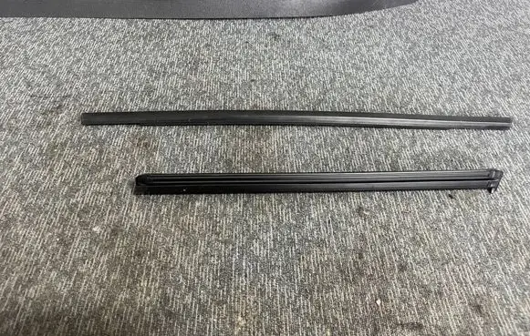 Opel Crossland X Rear door glass trim molding 39124059