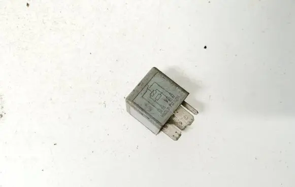 Volkswagen PASSAT B5.5 Other relay 8d0951253a V23134-B52-X301