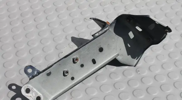 Front bumper mounting bracket
