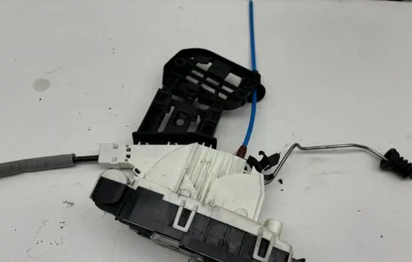 Mercedes-Benz GLA W156 Front door lock A1667200735