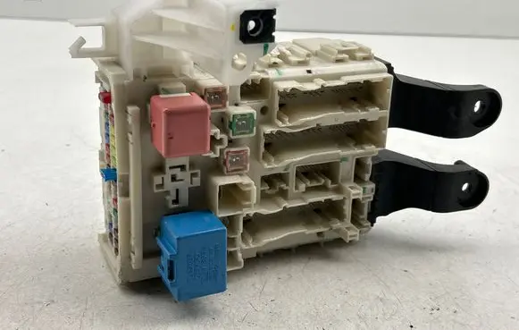 Toyota Avensis T270 Fuse module 8273005170C 15428L04