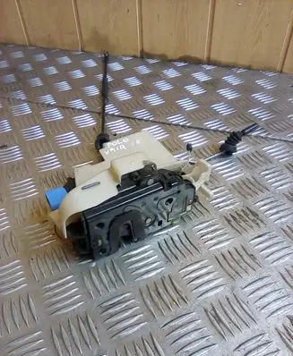 Volkswagen Polo IV 9N3 Front door lock 3B1837015AM
