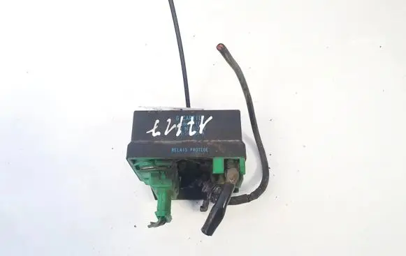Volkswagen PASSAT B6 Glow plug pre-heat relay 9639912180 51299011a