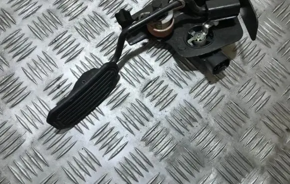 Toyota Avensis T250 Accelerator throttle pedal