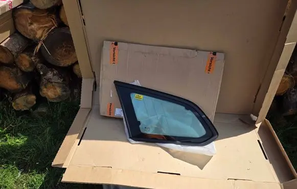 Opel Astra J Rear side window 13352080