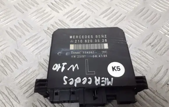 Mercedes-Benz E W210 Door control unit/module 2108203526