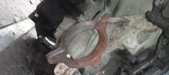 Nissan Quest Engine mounting bracket
