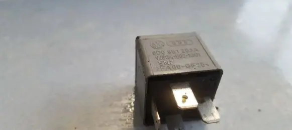 Volkswagen PASSAT B5.5 Other relay 8D0951253A