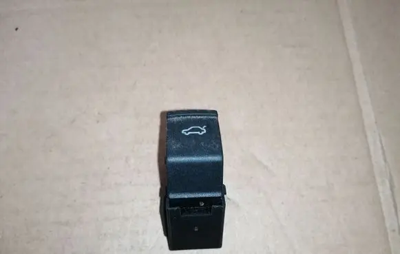 Volkswagen PASSAT B5.5 Tailgate opening switch 1J0959831A