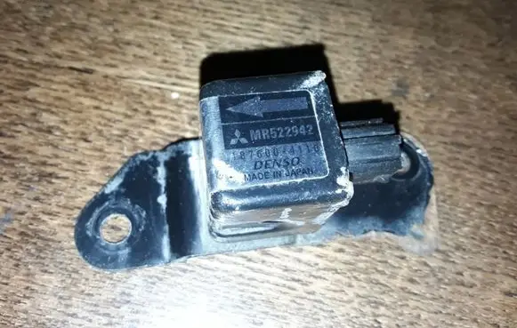 Mitsubishi Pajero Airbag deployment crash/impact sensor MR522942