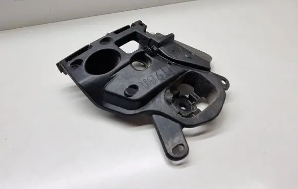 Rear bumper mounting bracket