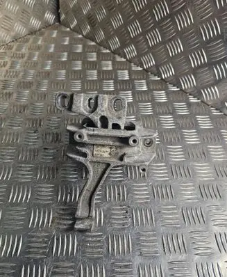 Volkswagen PASSAT B8 Engine mount bracket 5Q0199262BH
