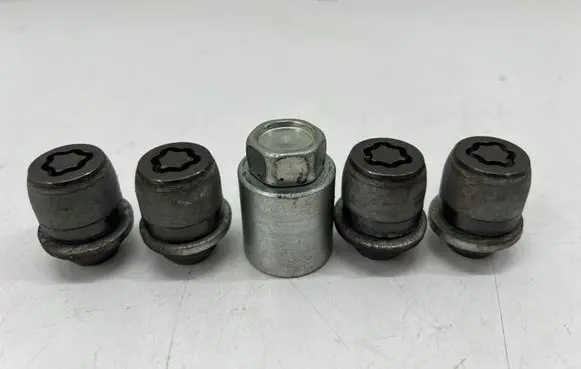 Toyota C-HR II Anti-theft wheel nuts and lock 