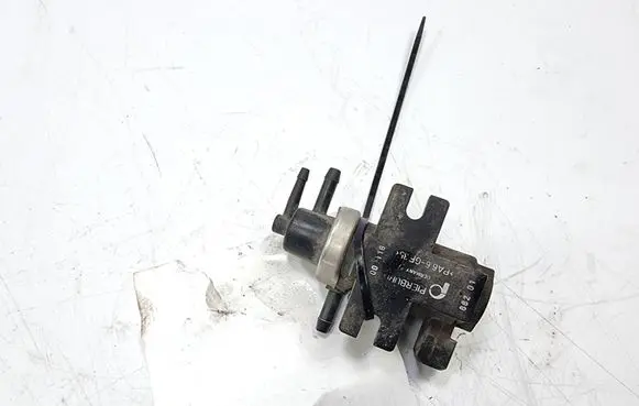 Volkswagen Golf IV Other engine bay part 1H0906627