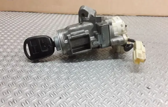 Toyota Corolla Verso E121 Ignition lock 45020336
