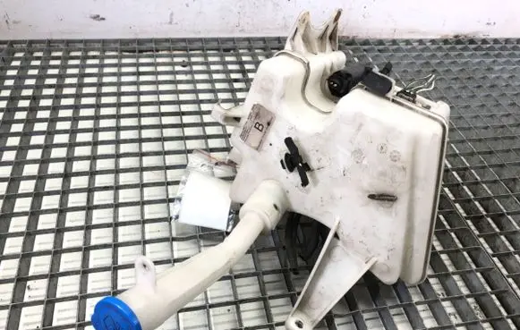 Windshield washer fluid reservoir/tank