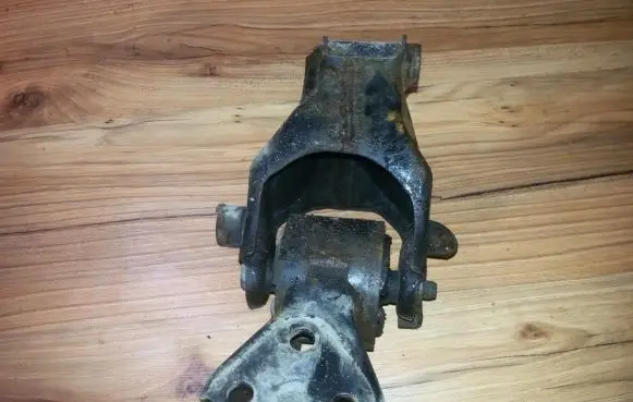 Mazda 626 Engine mount bracket