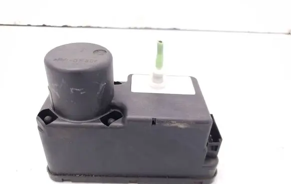 Volkswagen Golf III Central locking vacuum pump 1H0962257G