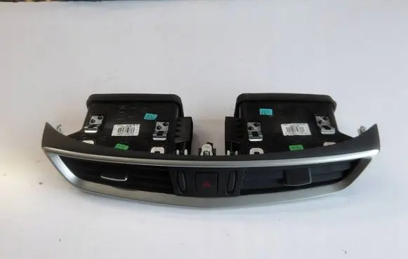 Nissan Qashqai Dash center air vent grill