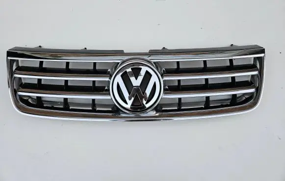 Volkswagen Touareg I Front bumper upper radiator grill 7L6853651A