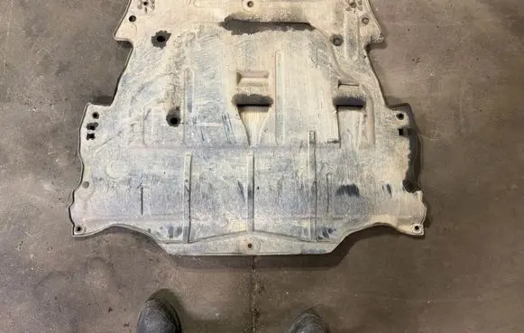 Volvo XC70 Engine splash shield/under tray 