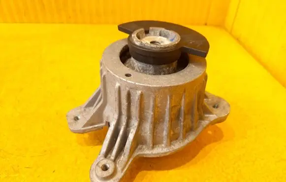 Mercedes-Benz C W205 Engine mount bracket A2132400500