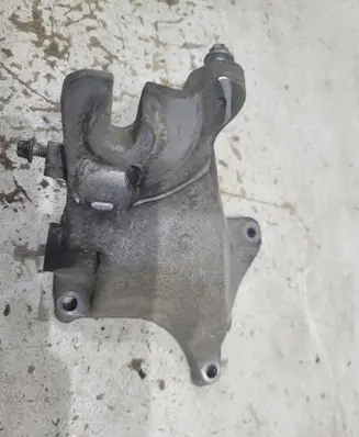 Engine mounting bracket
