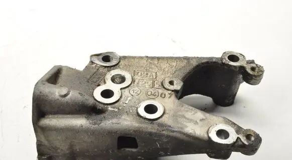 Peugeot 407 Engine mounting bracket 