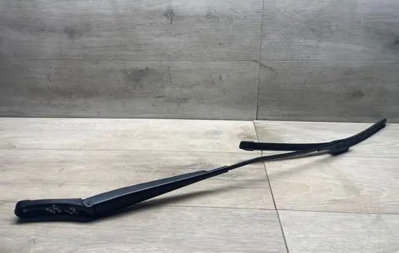 Front wiper blade arm