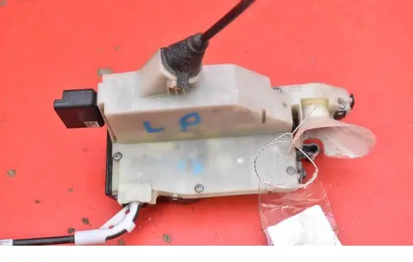 Peugeot 208 I Front door lock 