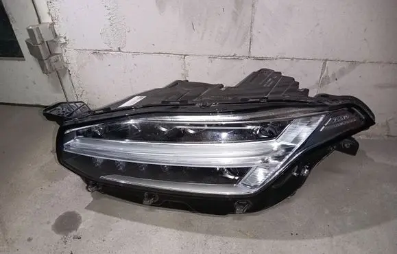 Volvo XC90 Headlight/headlamp 31468920