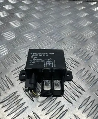 Mercedes-Benz C W204 Battery relay fuse A0035422619 V23132A2001X27