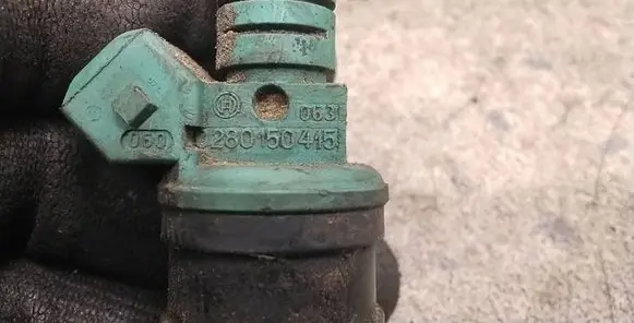 BMW 5 E39 Fuel injector 0280150415