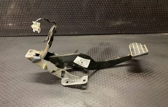 Mitsubishi Colt Accelerator throttle pedal 4620A037 000664899 1240004